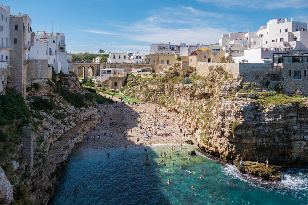 Al momento stai visualizzando Polignano a Mare: perla del Salento sospesa tra cielo e mare